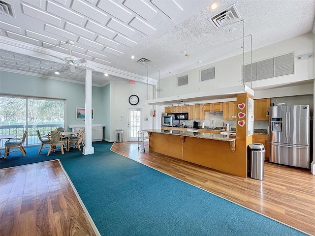 welcome area with sink and ceiling fan