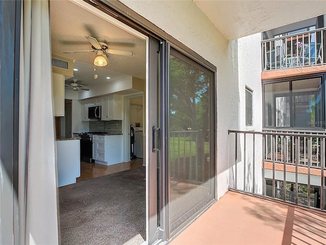 balcony featuring ceiling fan