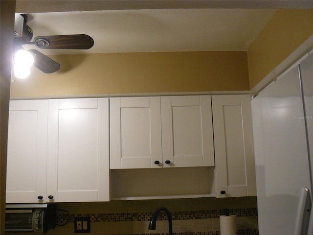 details featuring tasteful backsplash and ceiling fan