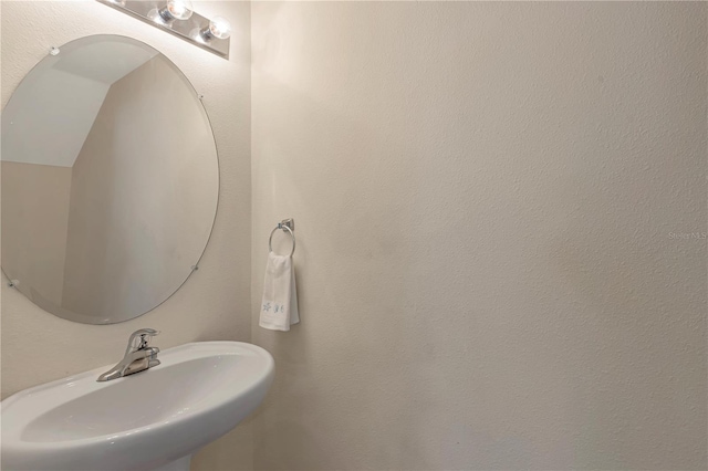 bathroom featuring sink