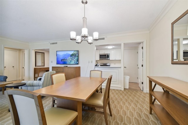 dining room featuring light hardwood / wood-style flooring, a notable chandelier, and crown molding