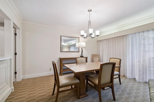 dining area featuring crown molding, a textured ceiling, and a notable chandelier