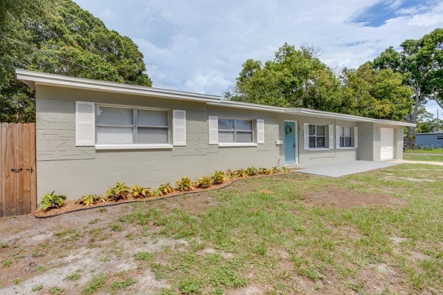 single story home featuring a front yard