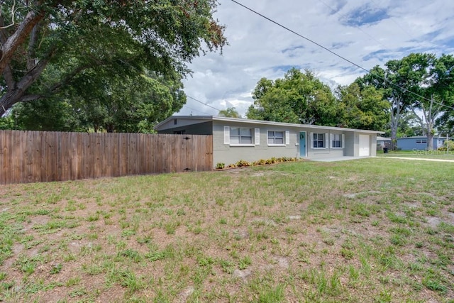 ranch-style home featuring a front lawn