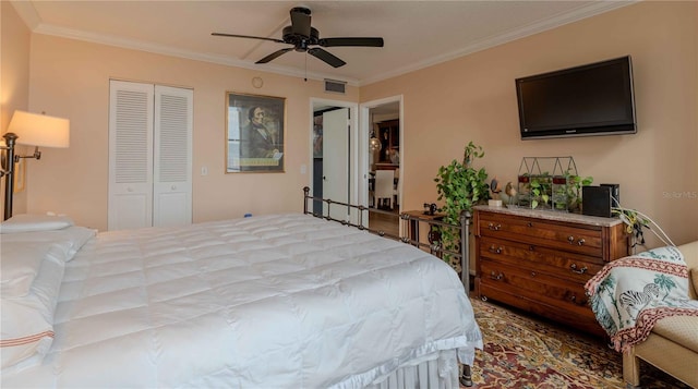 bedroom featuring a closet, hardwood / wood-style floors, ceiling fan, and ornamental molding