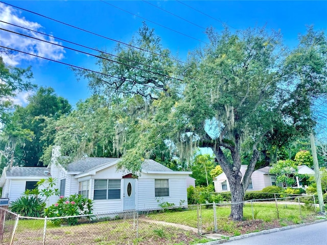 view of front of property featuring a front lawn