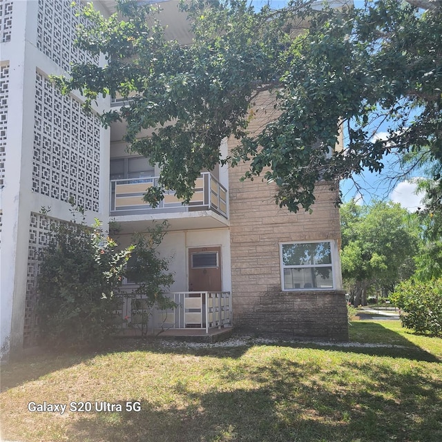 view of front facade featuring a front yard