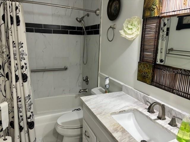 full bathroom with oversized vanity, toilet, and shower / bath combo with shower curtain