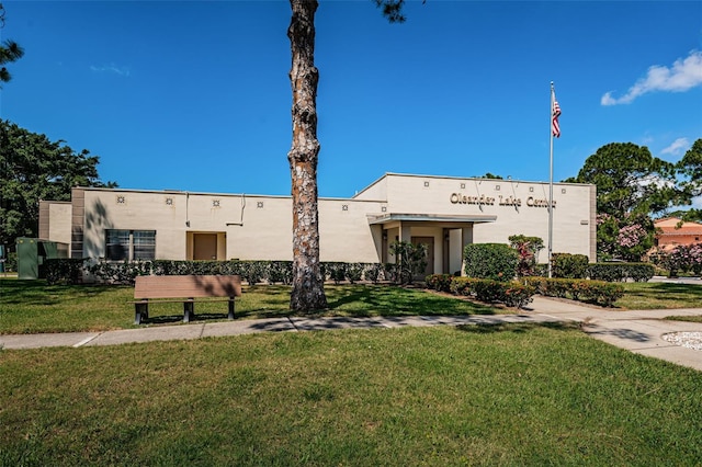 view of front of home featuring a front yard