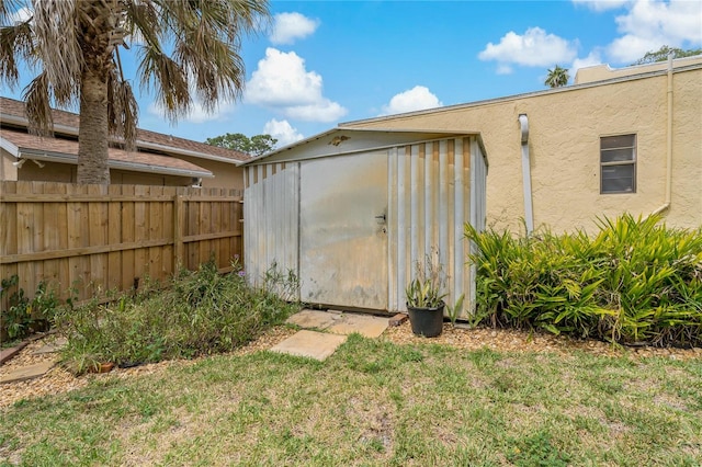 view of yard featuring a storage unit