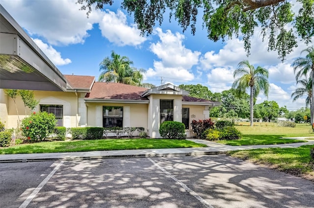 view of front of house featuring a front lawn