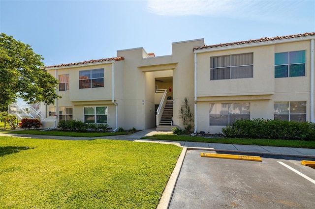 view of front of house with a front lawn