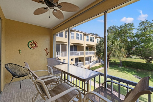 sunroom with ceiling fan