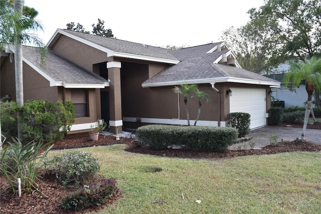 view of front facade featuring a front lawn