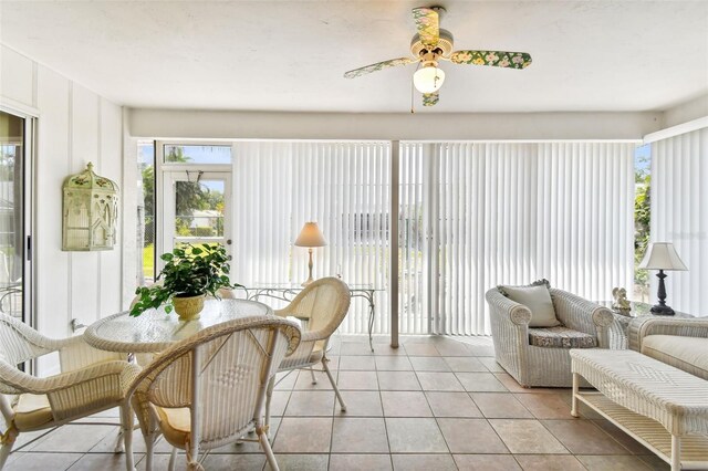 sunroom with ceiling fan