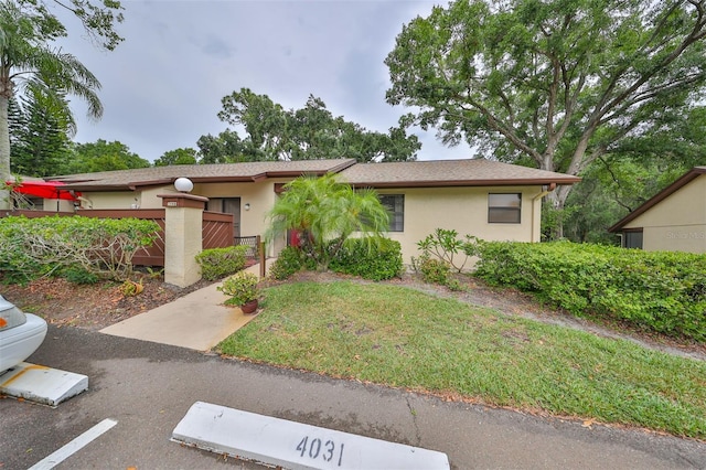 view of front of house featuring a front yard