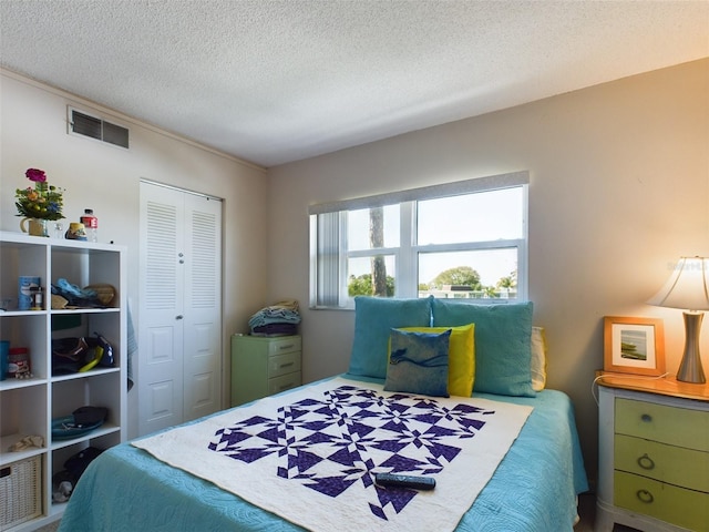 bedroom featuring a closet and a textured ceiling