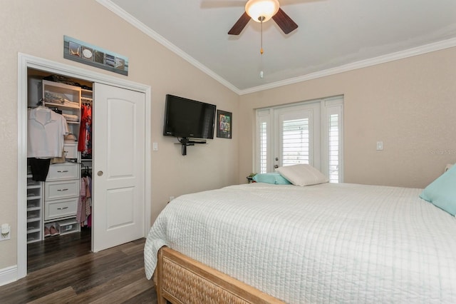 bedroom featuring ceiling fan, dark hardwood / wood-style floors, lofted ceiling, a closet, and ornamental molding