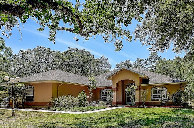 ranch-style house featuring a front yard