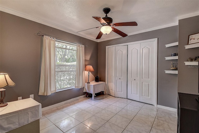 living area featuring crown molding, ceiling fan, a textured ceiling, and light tile floors