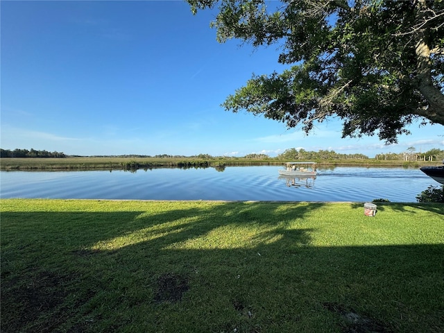 view of yard featuring a water view