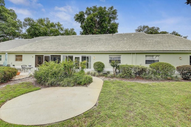 ranch-style home featuring a front yard