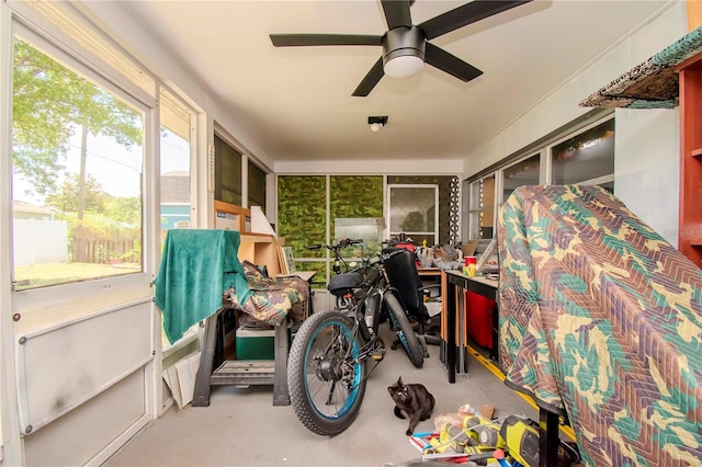 sunroom with ceiling fan