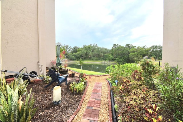 view of yard featuring a water view