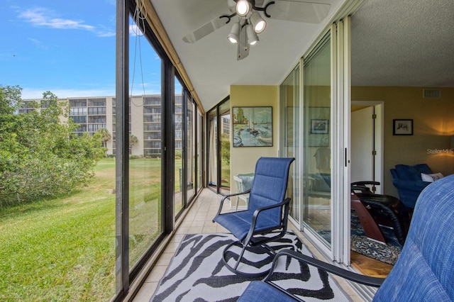 sunroom with ceiling fan