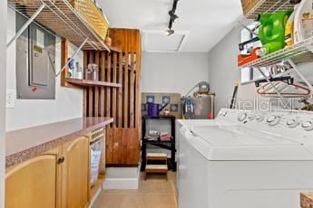 laundry area with track lighting, light tile flooring, and independent washer and dryer