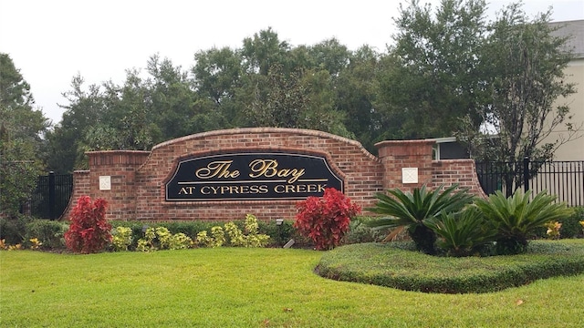 community / neighborhood sign featuring a lawn