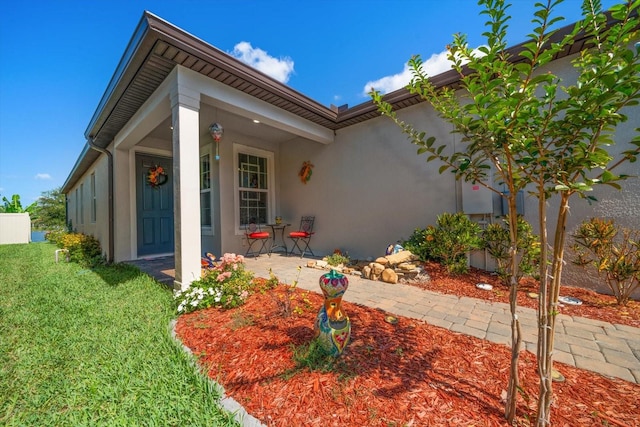 view of front facade featuring a front yard