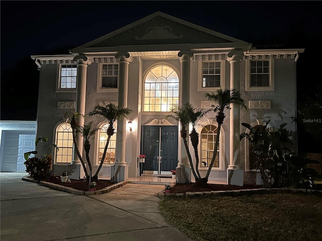 view of front facade featuring a garage