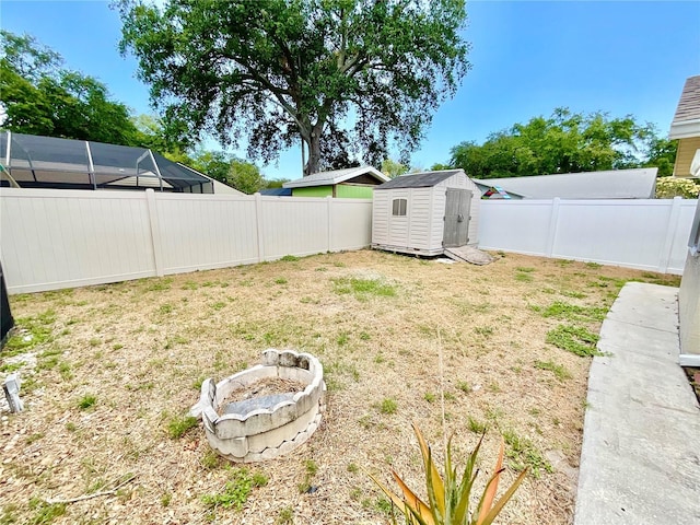 view of yard featuring a shed