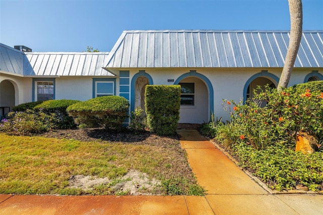 view of front of house featuring a front yard