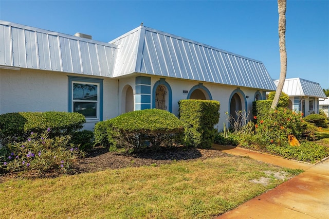 exterior space featuring a front yard