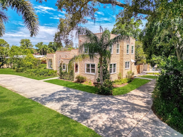 view of front of property featuring a front lawn