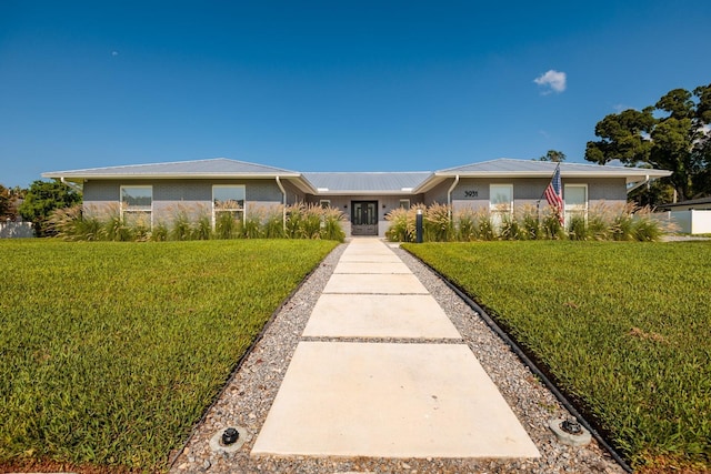 single story home featuring a front yard