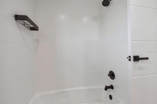 bathroom with tiled shower / bath