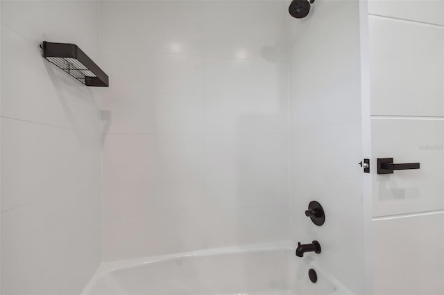 bathroom with tiled shower / bath combo