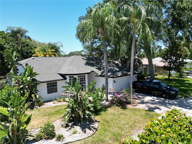 view of front of home featuring a front yard