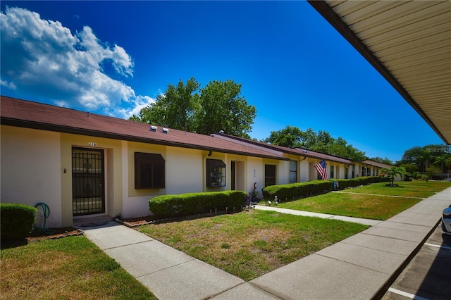 ranch-style home featuring a front lawn