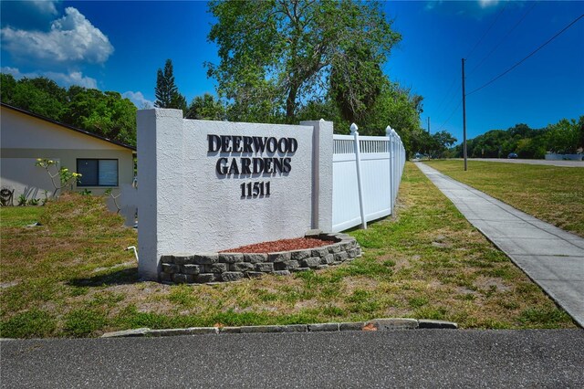 community sign featuring a lawn