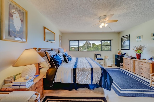 bedroom featuring ceiling fan and a textured ceiling