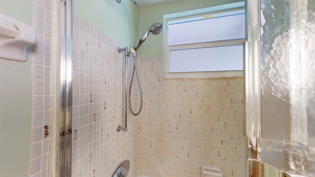 bathroom featuring tiled shower / bath