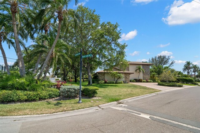 view of front of property with a front yard