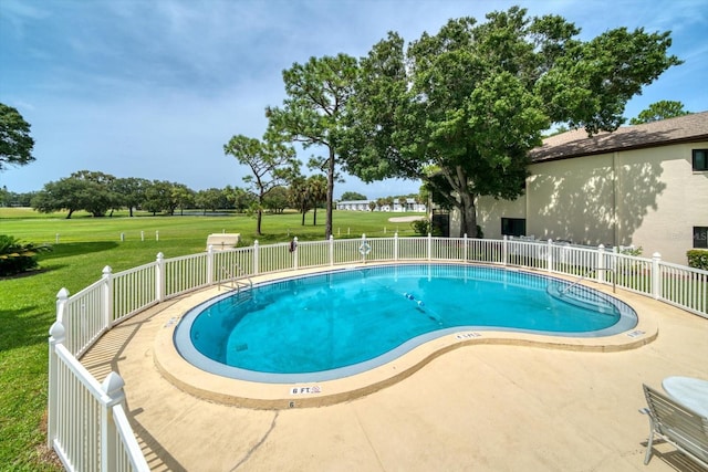 view of swimming pool featuring a lawn