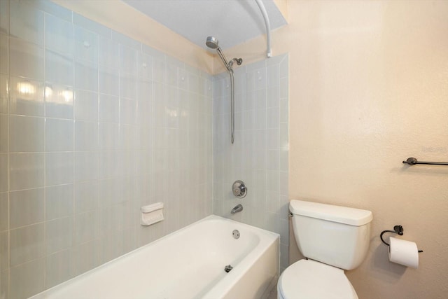 bathroom with tiled shower / bath and toilet