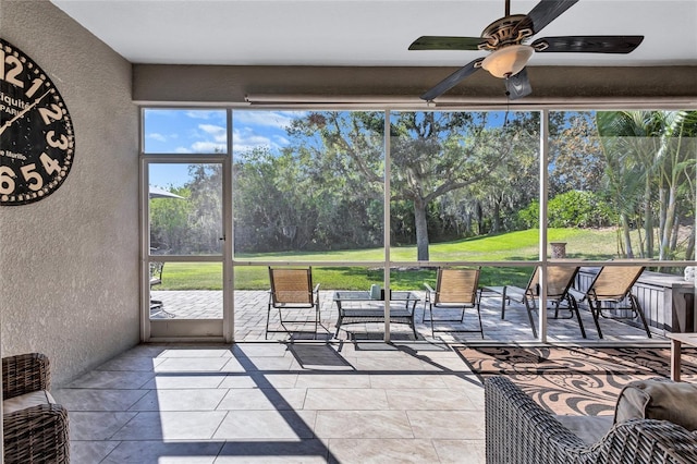 sunroom with ceiling fan