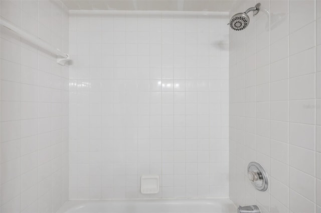 bathroom with tiled shower / bath